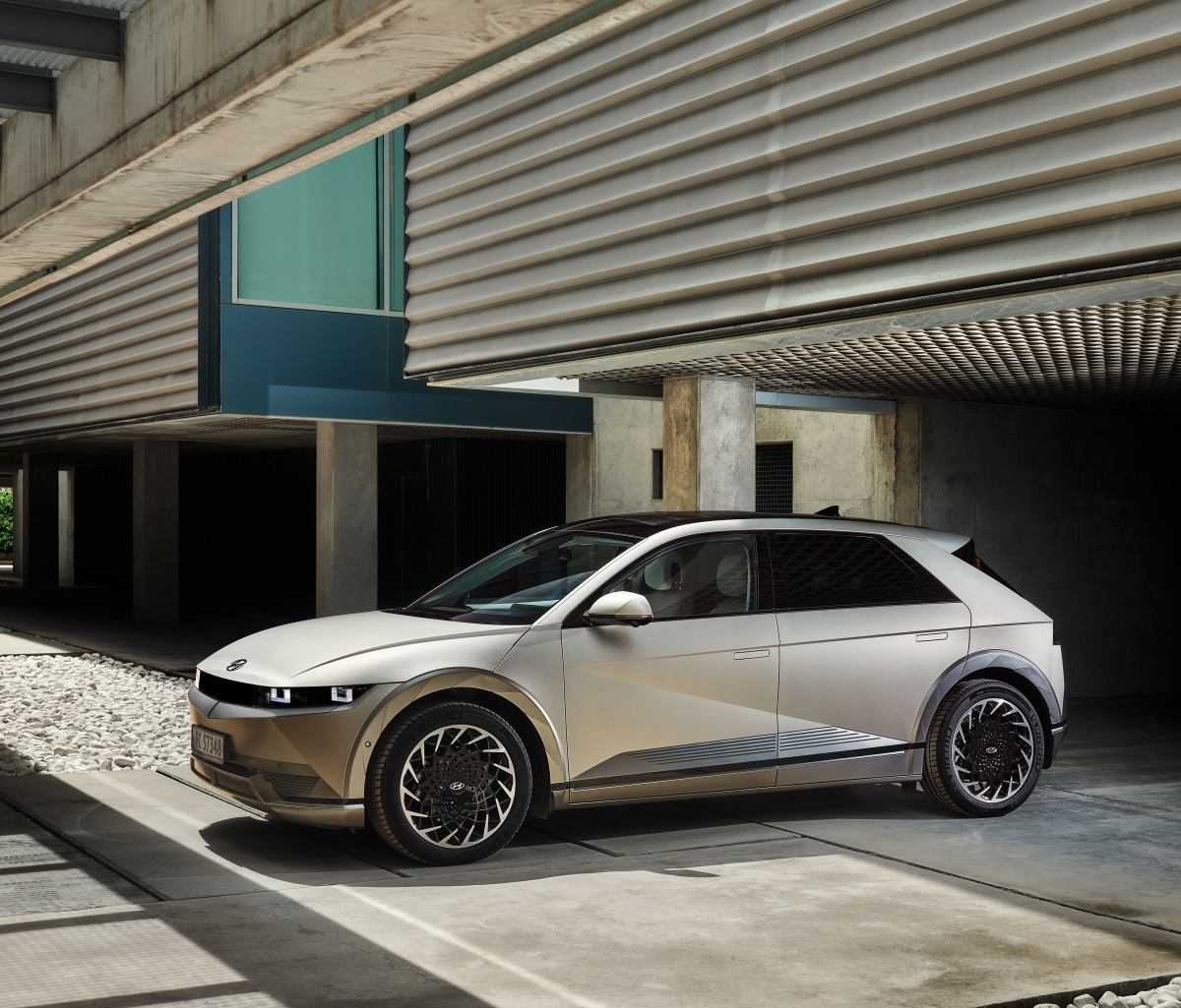 Hyundai IONIQ 5 tagantvaates mere ääres