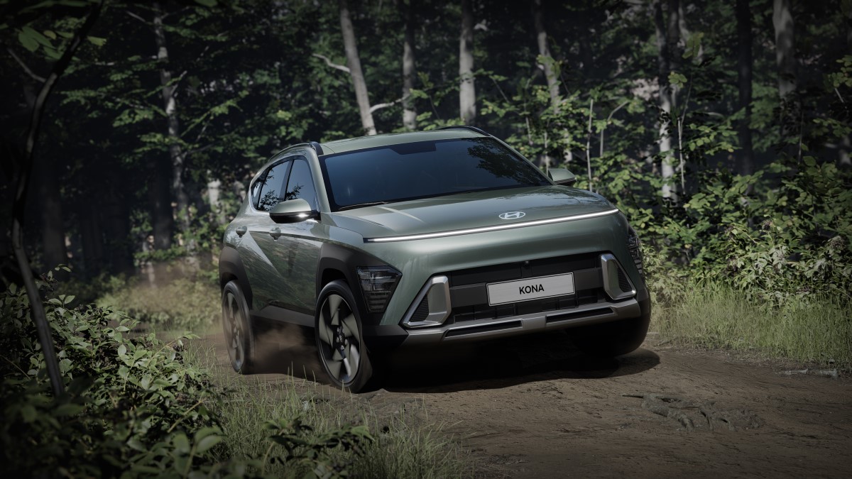 Sisepõlemismootoriga uus Hyundai KONA 2023 metsarajal