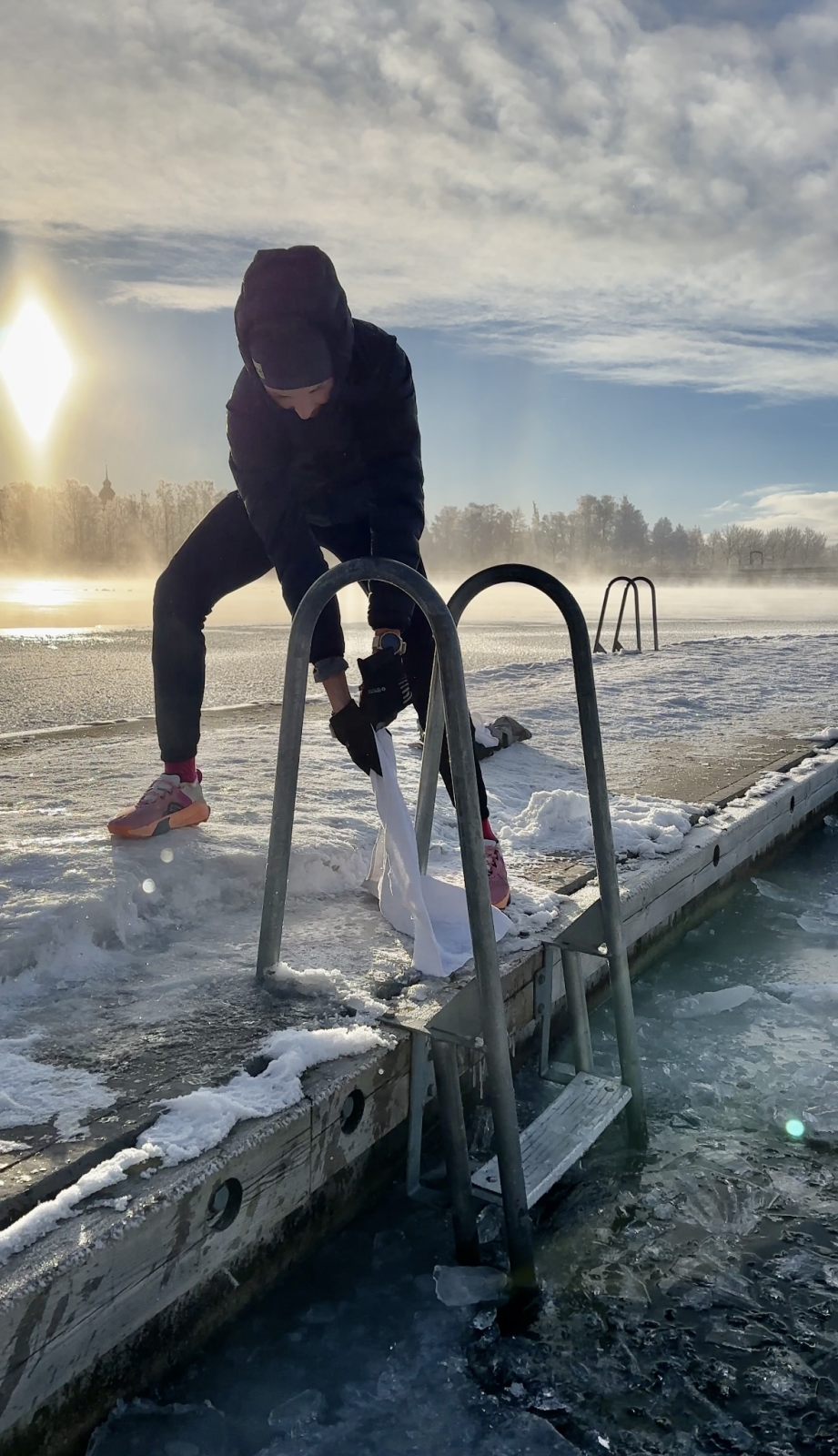 Tuuli Tomingas sikutab jäätunud jalarätikut_Tuuli blogi