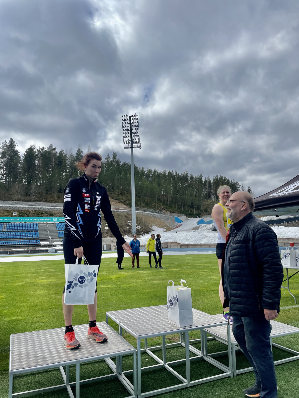 Tuuli Tomingas Lahtis jooksuvõistluste autasustamisel_Tuuli blogi