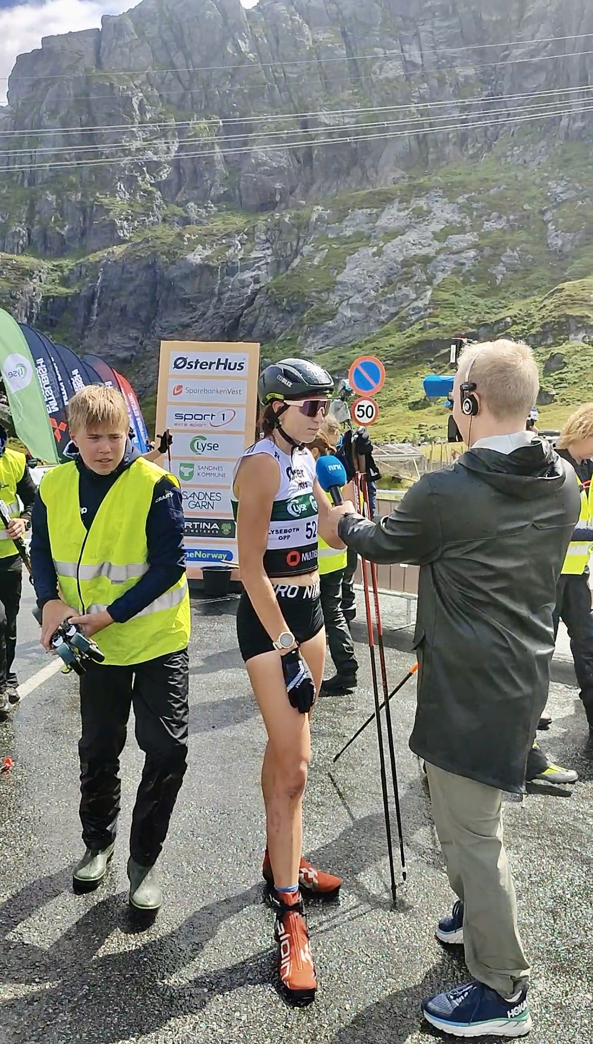 Ajakirjanik võtmas Tuuli Tomingalt intervjuud peale finišit_Tuuli blogi