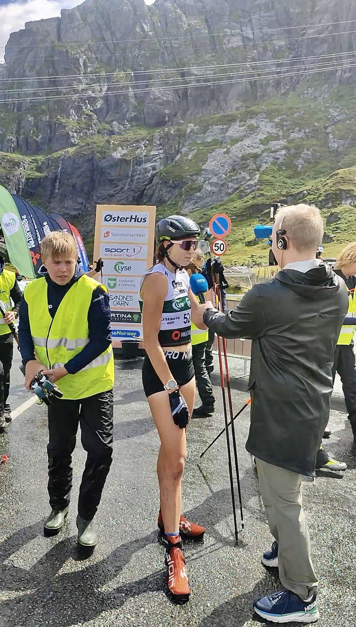 Ajakirjanik võtmas Tuuli Tomingalt intervjuud peale finišit_Tuuli blogi