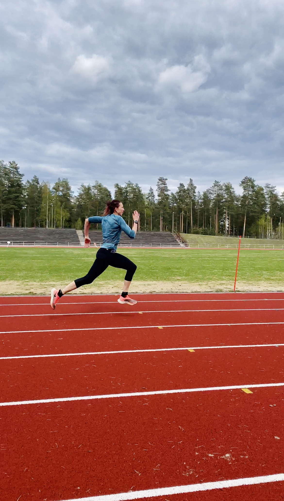 Tuuli Tomingas teeb kohalikul staadionil jooksutrenni_Tuuli blogi