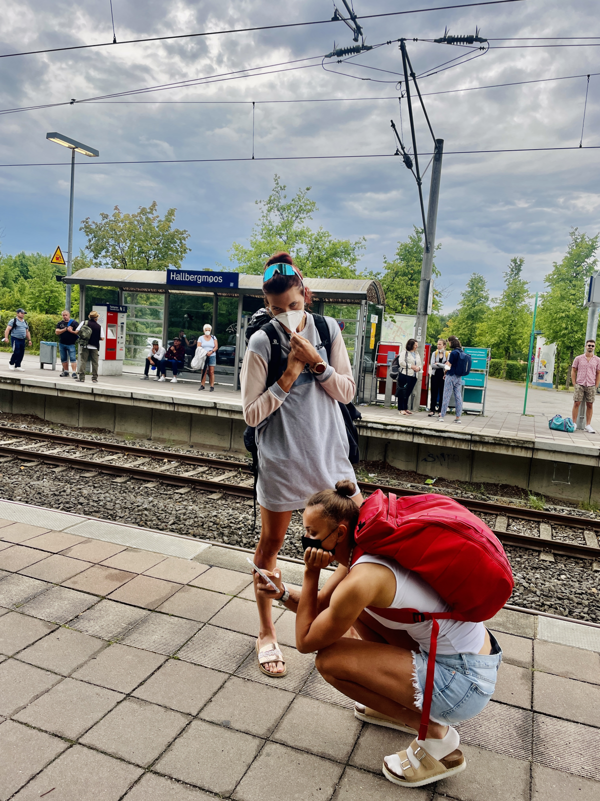 Tuuli ja Sussike ootamas lennujaamarongi_Tuuli blogi