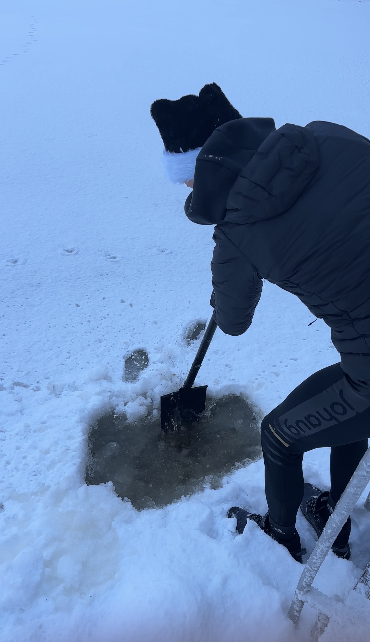 Tuuli Tomingas teeb tiigijäässe auku_Tuuli blogi