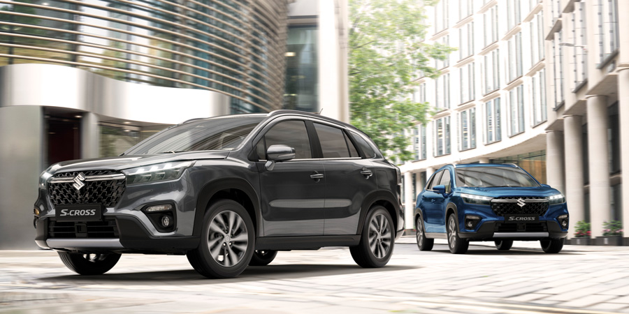 Suzuki S-Cross | Reklaampilt - hall ja sinine auto linnahoonete vahel