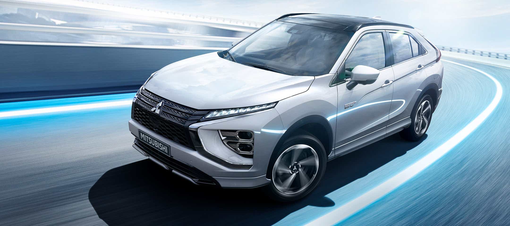 Mitsubishi Eclipse Cross PHEV | Reklaampilt - auto helendavate eraldusjoontega maanteel