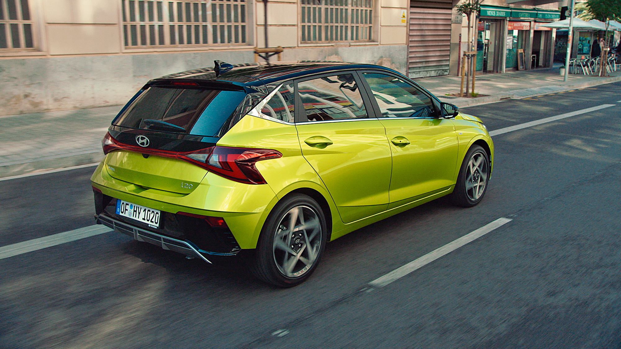 Uus Hyundai i20 | Välisvaade autost linnatänaval | Tipptasemel varustus