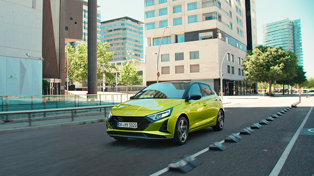 Uus Hyundai i20 | 5 aastat garantiid läbisõidupiiranguta | Reklaampilt autost linnatänaval