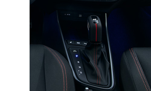 Hyundai i20 N-Line | Punaste detailidega käigukanginupp