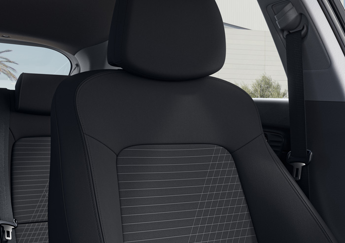 Hyundai i20 | Kolm istmedisaini valikut | Ühevärviline must