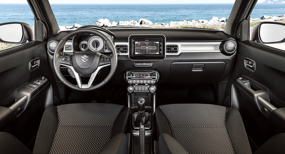 Suzuki Ignis | Lähivaade armatuurlauast, esiklaasist paistab meri