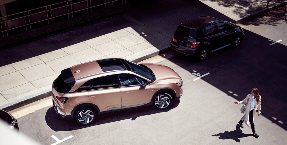 Hyundai NEXO | Reklaampilt - pargitud auto linnatänaval