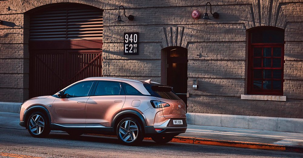 Hyundai NEXO | Reklaampilt - pargitud auto kivihoone taustal