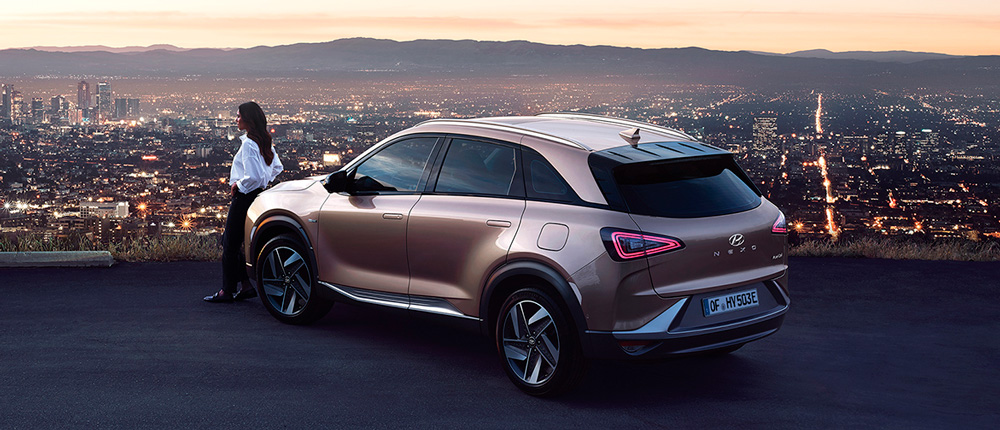 Hyundai NEXO | Reklaampilt - auto tuledes linnasilueti taustal 
