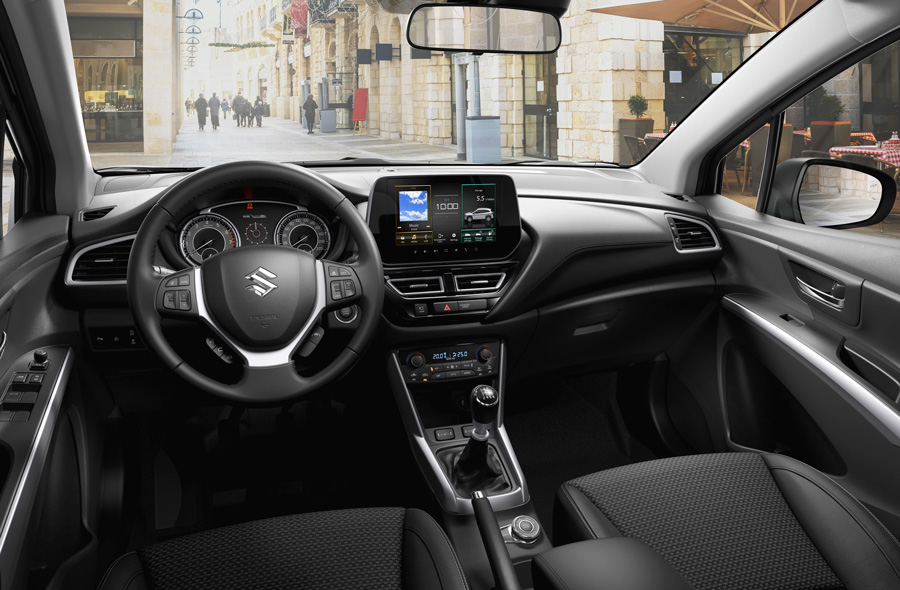 Suzuki S-Cross | Lähivaade juhikohalt, esiklaasist paistab linnatänav