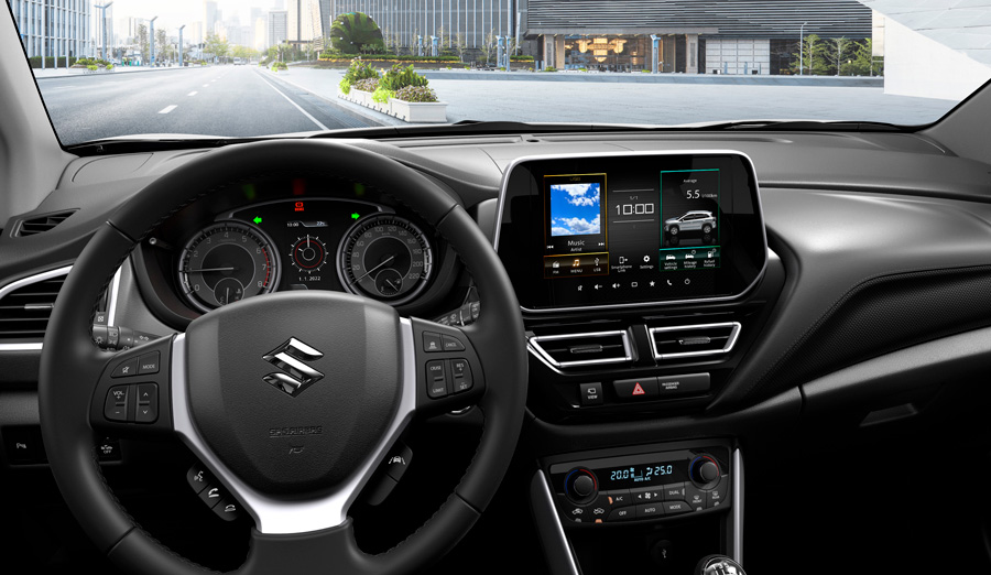 Suzuki S-Cross | Vaade juhikohalt, esiklaasist paistab linnatänav
