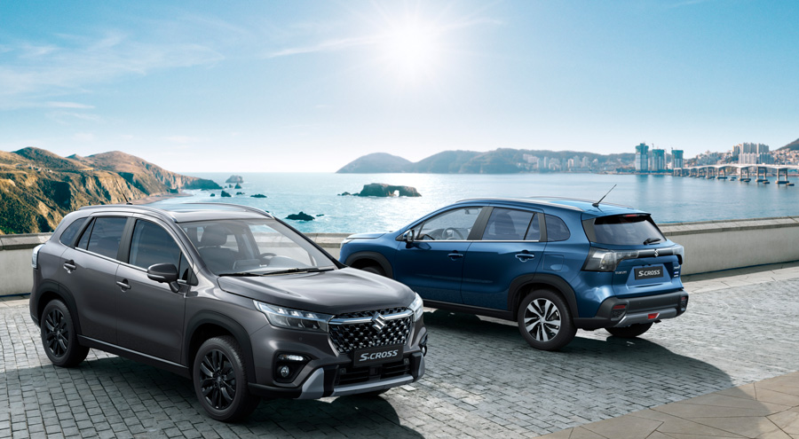 Suzuki S-Cross | Reklaampilt - sinine ja hall auto pargitud mereäärsesse parklasse