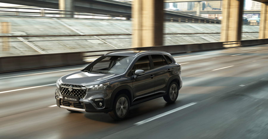 Suzuki S-Cross | Reklaampilt - auto sõitmas silla alt läbi