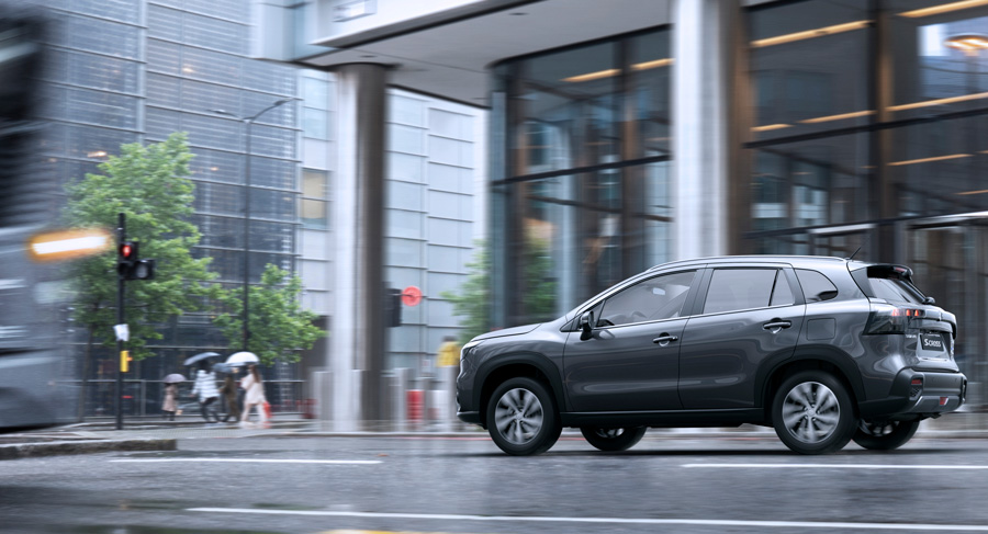 Suzuki S-Cross | Reklaampilt - auto vihmasel linnatänaval
