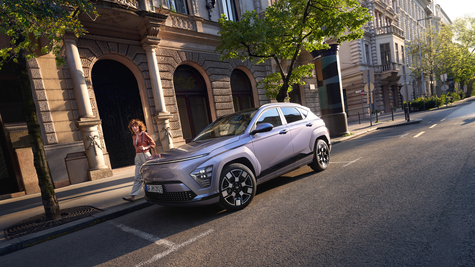 Hyundai Kona Electric | Reklaampilt - pargitud auto linnatänaval
