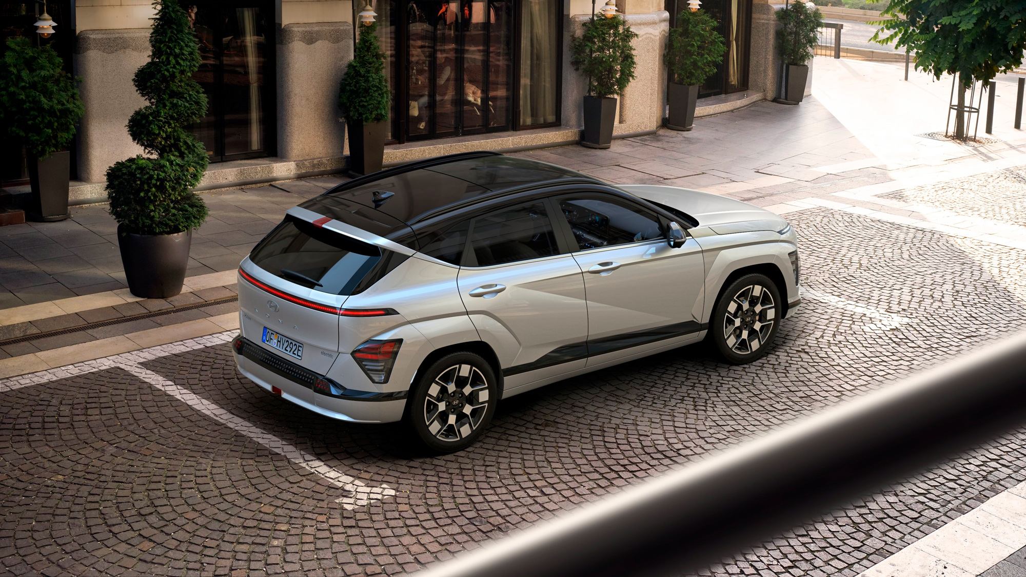 Hyundai Kona Electric | Reklaampilt - auto pargitud linnatänavale