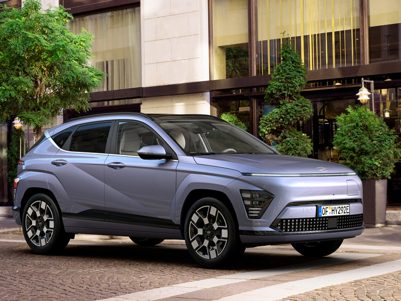 Hyundai Kona Electric | Külgvaade linnapildis 