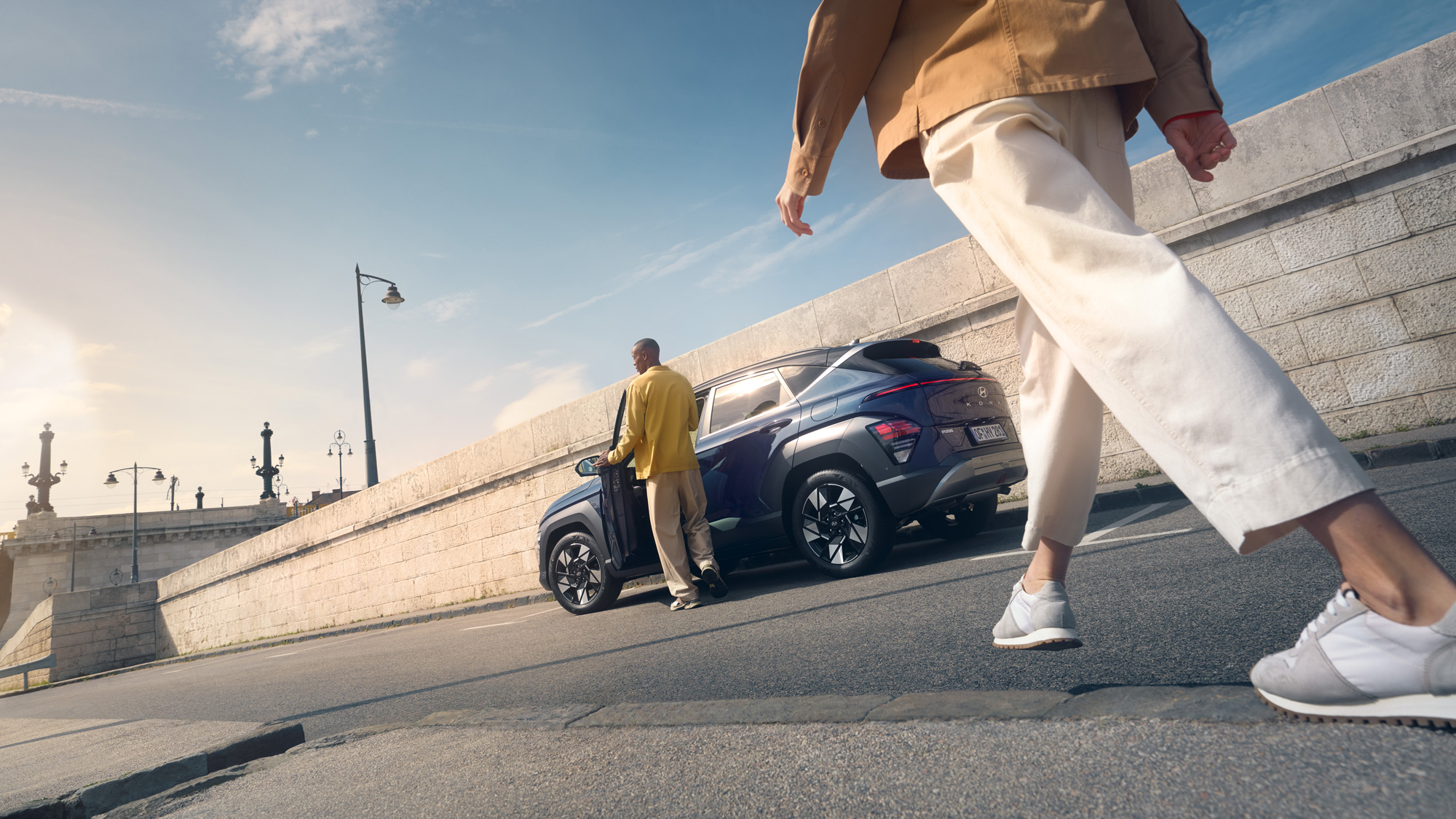 Hyundai Kona | Reklaampilt - auto pargitud linnas, sõitjad sisse istumas