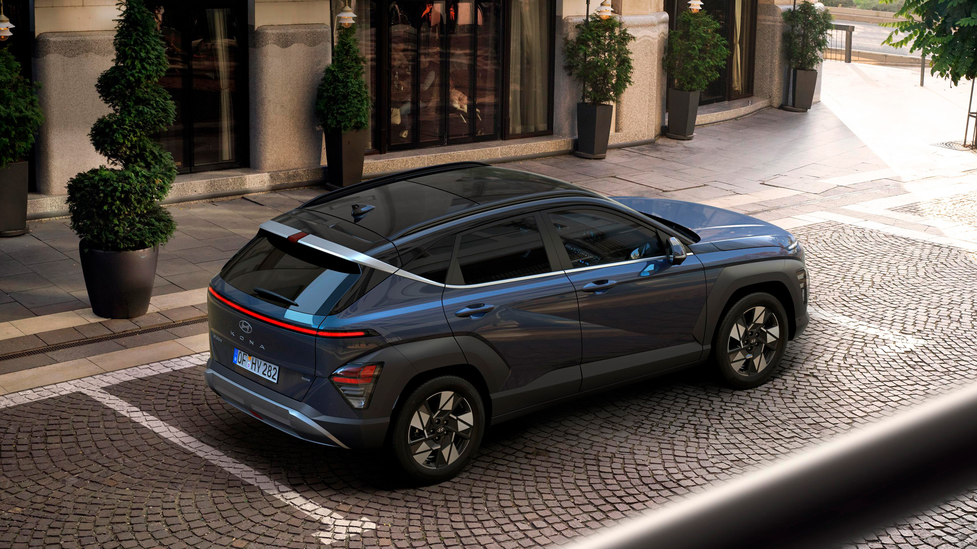 Hyundai Kona Hybrid | Reklaampilt linnatänavale pargitud autost