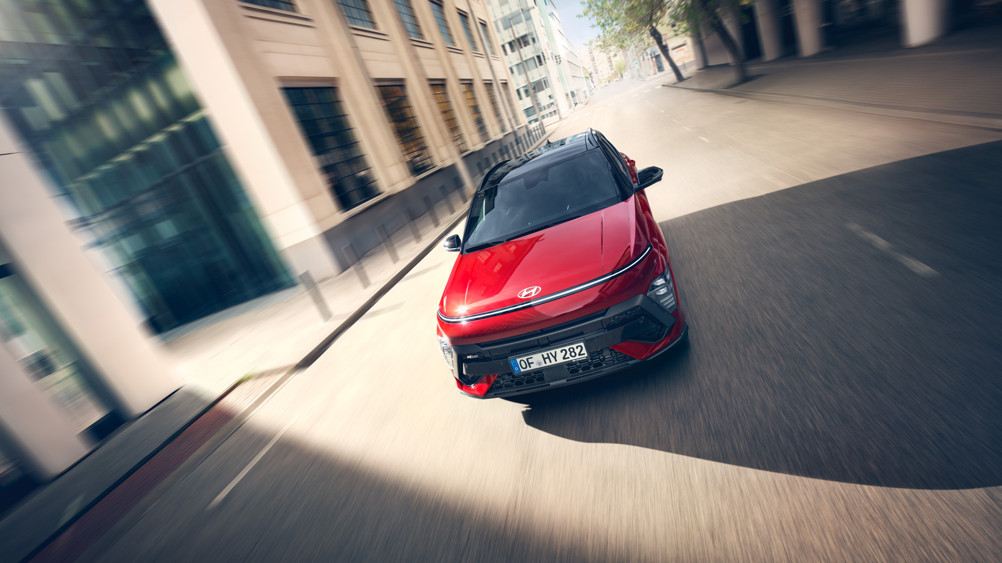 Hyundai Kona | Reklaampilt autost tänaval liiklemas