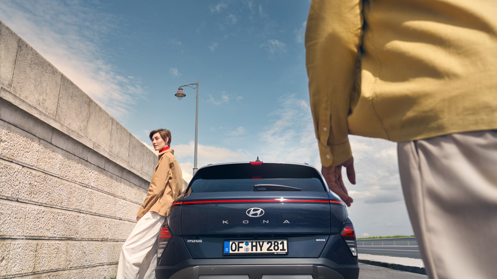 Hyundai Kona N Line | Reklaampilt pargitud autost, naisterahvas nõjatumas autole