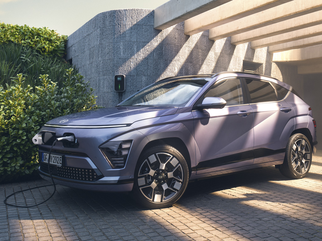 Hyundai Kona Electric | Reklaampilt laetavast autost hoone taustal