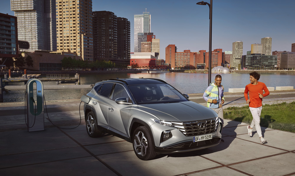 Hyundai Tucson | Pistikhübriidi reklaampilt linnatänaval