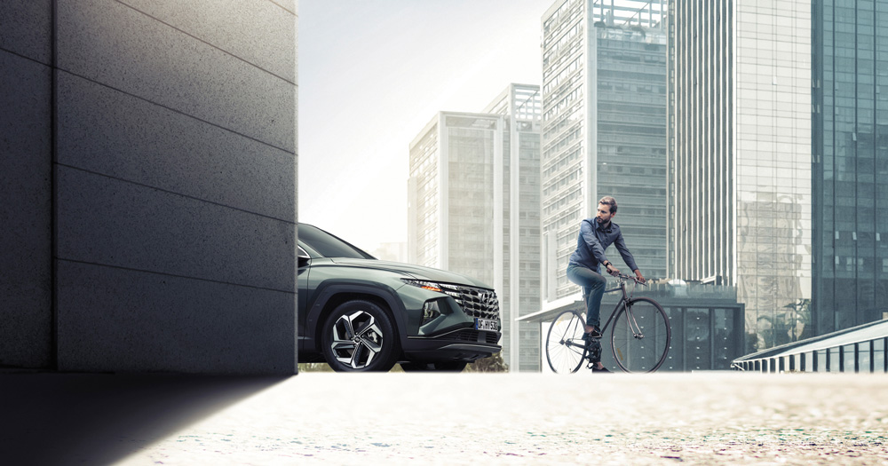 Hyundai Tucson | Reklaampilt liikluses kõrvuti jalgratturiga | Klassi parimad arenenud juhiabisüsteemid ja paljude uuenduslike funktsioonidega aktiivne turvavarustuse pakett