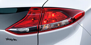 Hyundai Ioniq Plug-In LED-tagatuled. Hyundai Ioniq Plug-In LED-tagatuled.