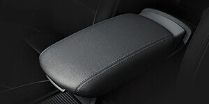 Hyundai i30 Wagon esiistmete vahel asuv libistatav käetugi Hyundai i30 Wagon esiistmete vahel asuv libistatav käetugi